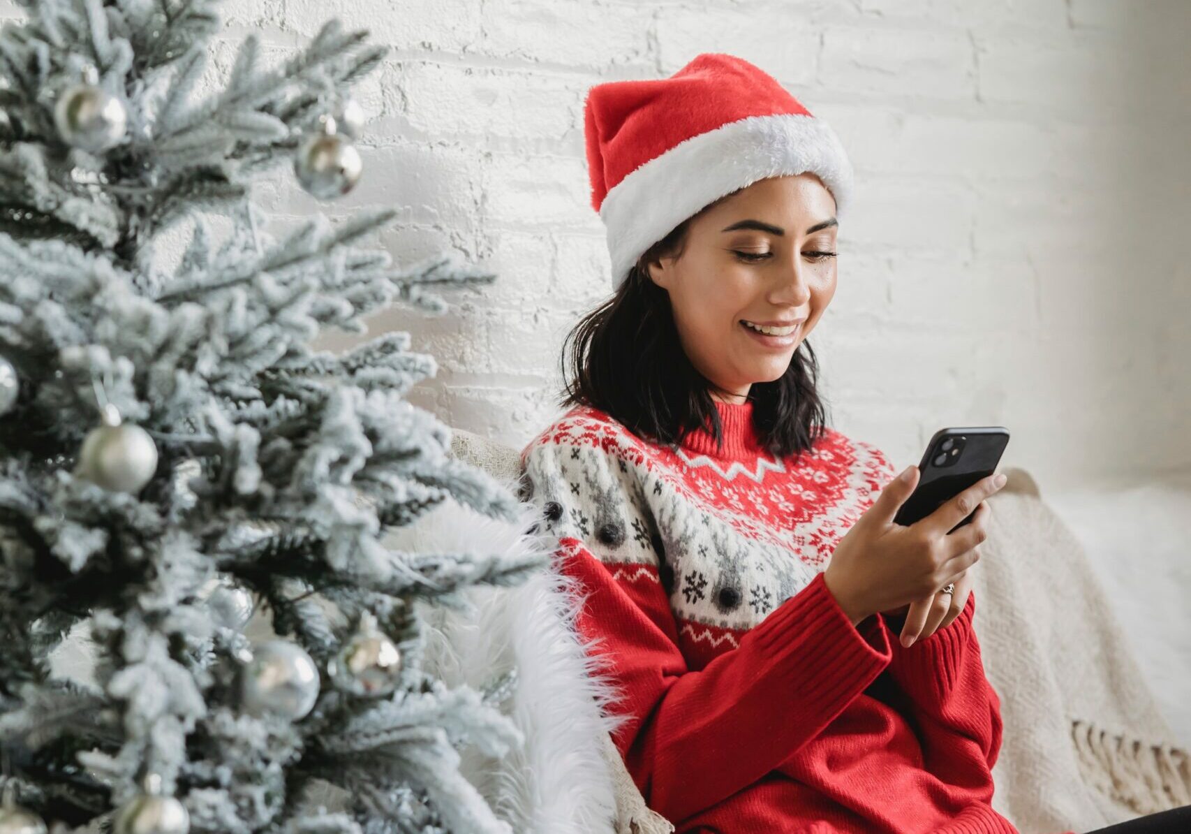 woman online holiday shopping