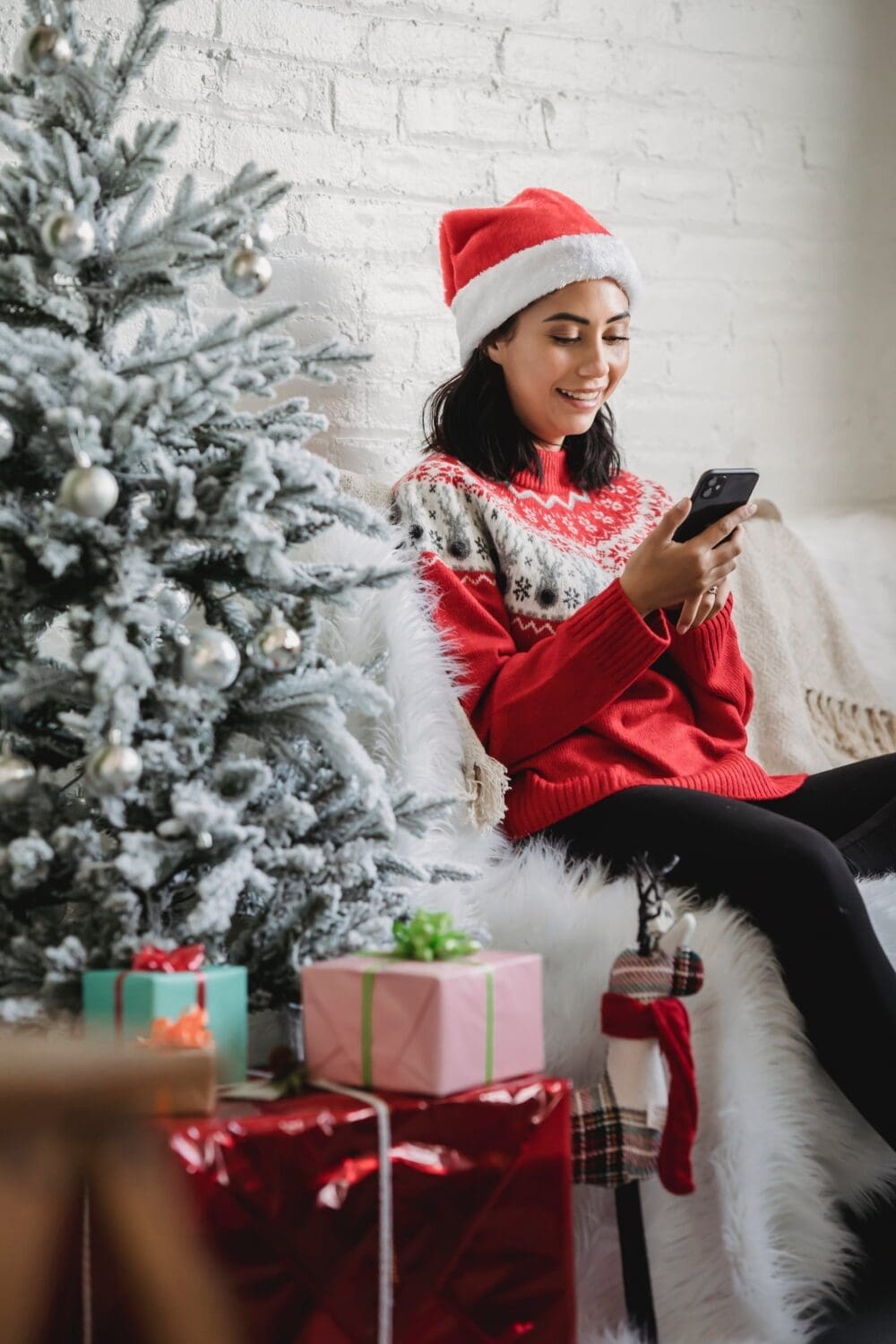 woman online holiday shopping